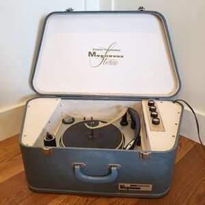 MAGNAVOX MICROMATIC Stereo Portable Luggage Record Player Needs Needle amazing